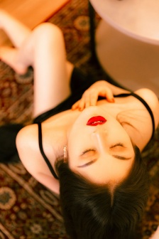 女孩戴VR睡觉遭男子捏胸摸私处